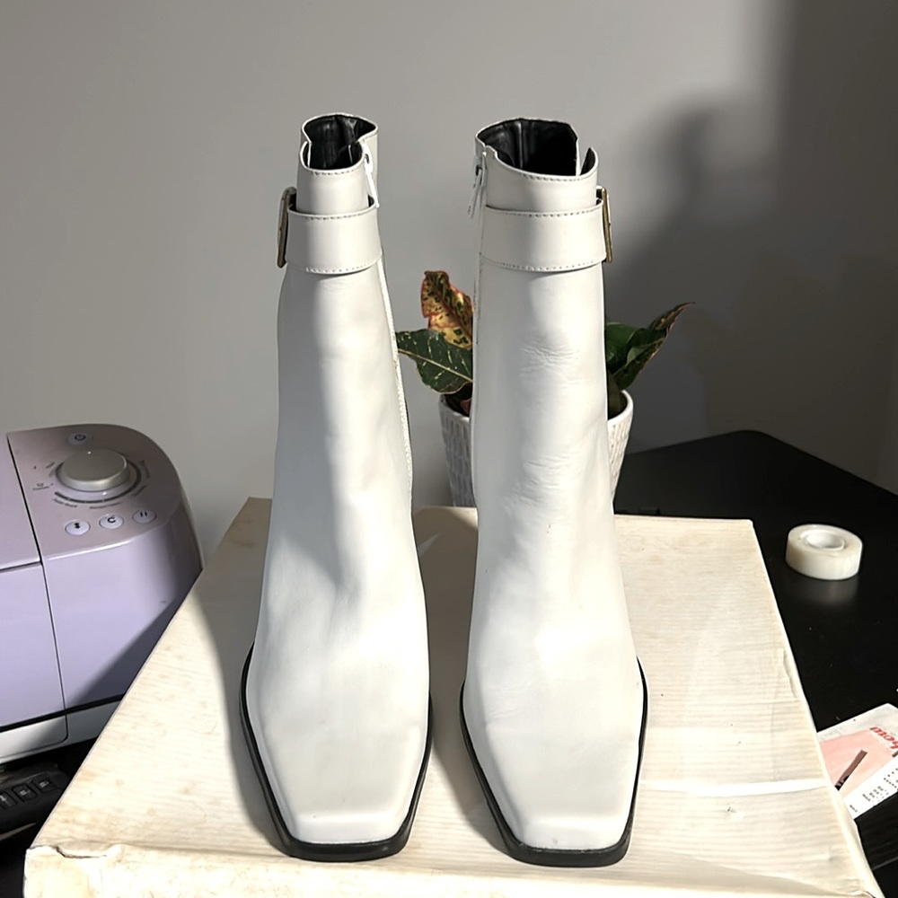 Benny Travato winter white women’s boots size 8